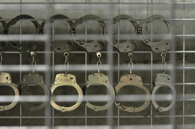 Fangelejr. Håndjern i Guantanamo-lejren, hvor seks briter har siddet fængslet. De har forklaret, at britiske sikkerhedsstyrker har medvirket til, at de blev udsat for tortur i lejren. 