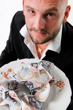 Fallit. Michael Rytz Lundholm er gået fallit med fem restauranter. Nu forsøger han sig som forfatter. 