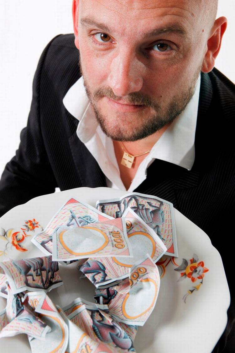 Fallit. Michael Rytz Lundholm er gået fallit med fem restauranter. Nu forsøger han sig som forfatter. 