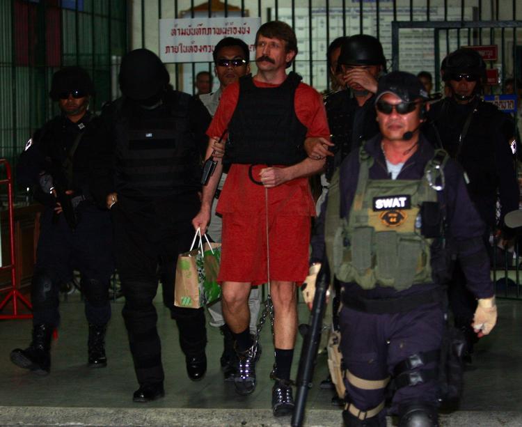 Farvel. Viktor Bout risikerer livsvarigt fængsel, hvis han kendes skyldig i mord og terrorisme i USA. 