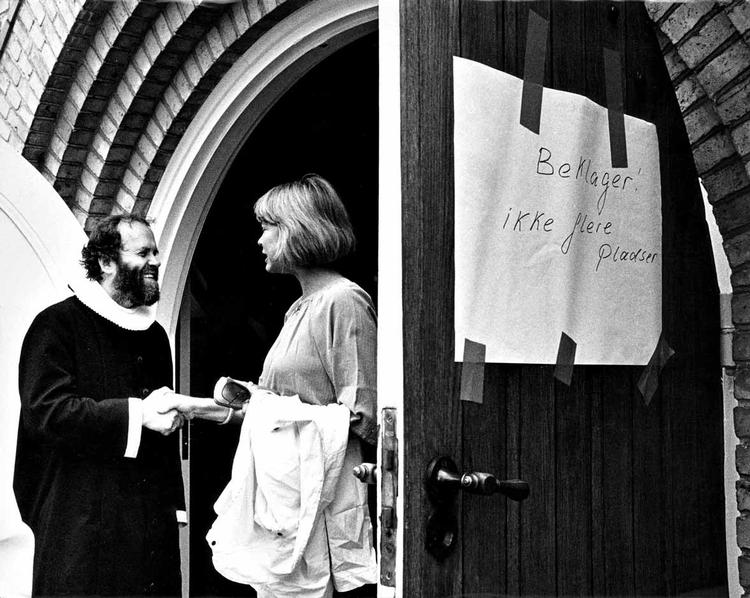 Tilløbsstykke. Da Johannes  Møllehave i 1987 sagde farvel til sine sognebørn i Virum efter 14 år, var kirken så stuvende fuld, at det blev nødvendigt med et håndskrevet stopskilt. 