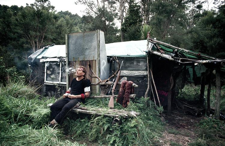 PAUSE. En eventyrer hviler ud, mens et par ordentlige bøffer mørner. 