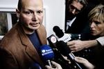 Åbenmundet. Frank Grevil lækkede fortrolige dokumenter fra Forsvarets Efterretningstjeneste til Berlingske Tidende. Det kostede ham en tur i fængsel. Pressen stod mikrofonklar, da dommen faldt.