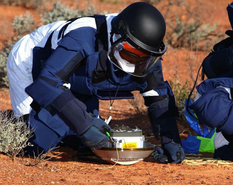 Succes. Japanske forskere undersøger prøvebeholderen fra Hayabusa, efter at rumfartøjet landede i den australske ødemark i juni. 