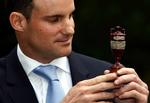 ære. Englands anfører, Andrew Strauss,  med det lille trofæ han og holdkammeraterne skal forsvare i Australien fra 25. november, hvor den seks uger lange testserie begynder. 