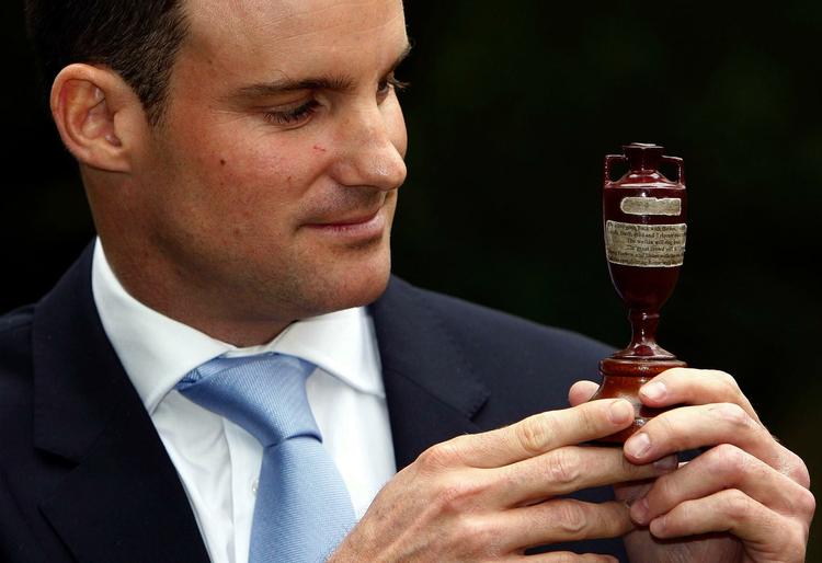 ære. Englands anfører, Andrew Strauss,  med det lille trofæ han og holdkammeraterne skal forsvare i Australien fra 25. november, hvor den seks uger lange testserie begynder. 