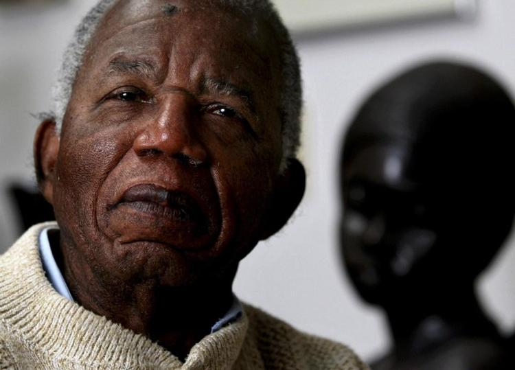 oplyst. Chinua Achebe flyttede til USA efter en voldsom trafikulykke i 1990. 