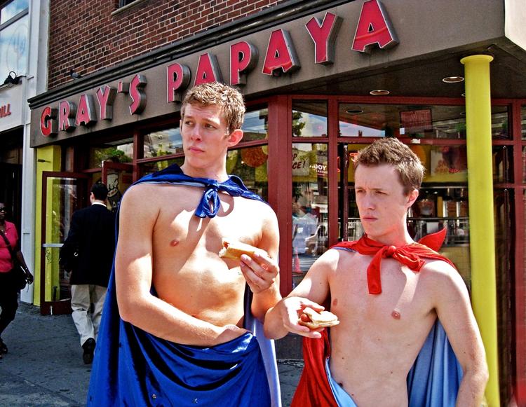 På lørdag kan man på comedy-teatret 'Bremen' se disse to herrer folde deres tissemænd til mere end 50 forskellige figurer. Blandt andet en hamburger og et armbåndsur. 