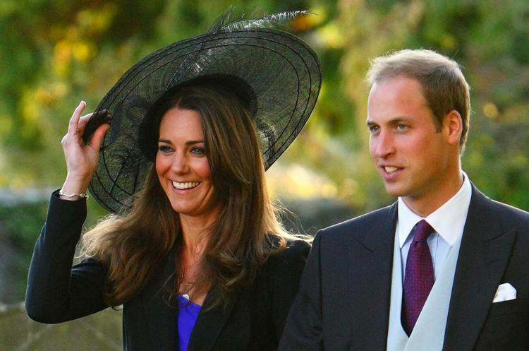 Forlovet. Det otte pr lange forhold har været præget af brud og mediepres. Alligevel holdt kærligheden og prins William skal næste år giftes med Kate Middleton. 