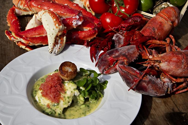 De fleste kan lide krabbeklør (tv), men de der spiser hele krabben får nu en advarsel: Noget af krabbens kød er fuld af tungmetaller - nemlig det brune, der sidder under krabbeskjoldet. 