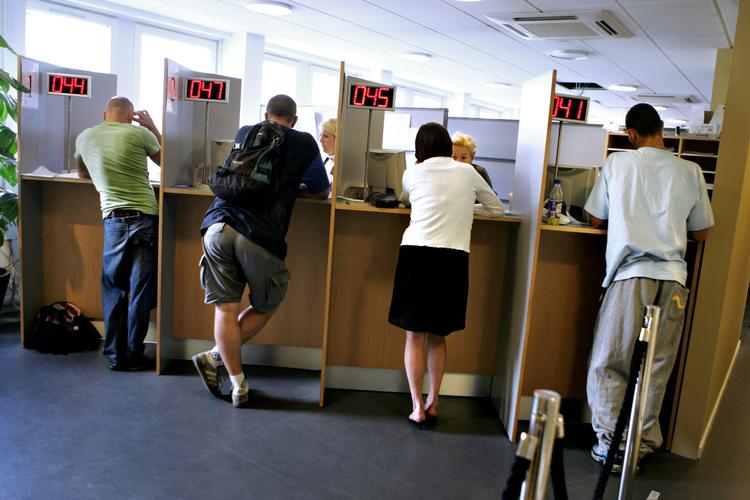 Arbejdsløshedskø. Nye tal fra 3F viser, at antallet af personer, der har været uden arbejde i mere end 80 årocent af et år, er mere end fordoblet. 