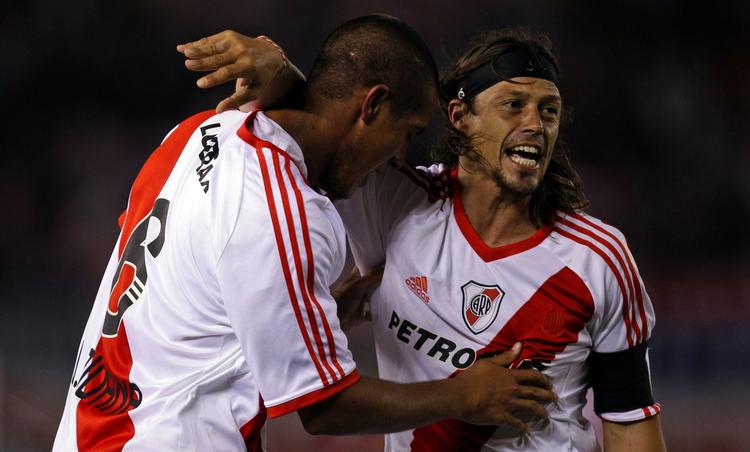 Sejr. Jonatan Maidana (tv.) scorede kampens eneste mål, da River Plate slog ærkerivalerne fra Boca Juniors. 