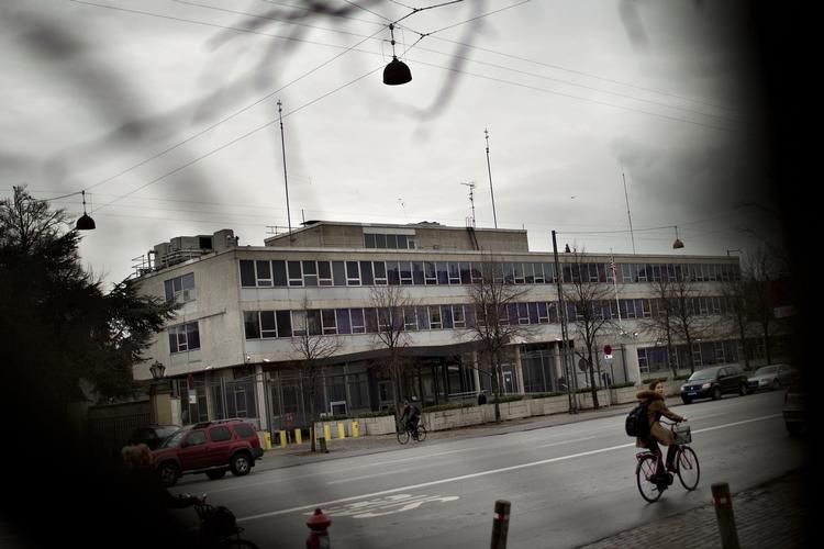 Udkigspost. Sådan ser udsigten mod den amerikanske ambassade ud fra nr. 19 på Dag Hammerskjolds Allé. Overvågningslejligheden ligger nr. 19 på 1. sal. 