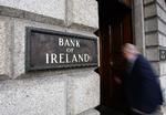 Hjælpepakke. Den irske krisesituation kommer blandt andet af, at det har kostet Irlands utrolig store summer penge, at regeringen har måtte redde landets banker fra kollaps, samtidig med at boligpriserne i Irland er styrtdykket med op imod 60 procent siden 2008. 