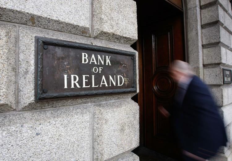 Hjælpepakke. Den irske krisesituation kommer blandt andet af, at det har kostet Irlands utrolig store summer penge, at regeringen har måtte redde landets banker fra kollaps, samtidig med at boligpriserne i Irland er styrtdykket med op imod 60 procent siden 2008. 