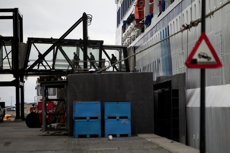 Landgang. Passagererne fra Oslo-båden Pearl of Scandinavia forlader skibet efter ankomsten til Københavns havn. 