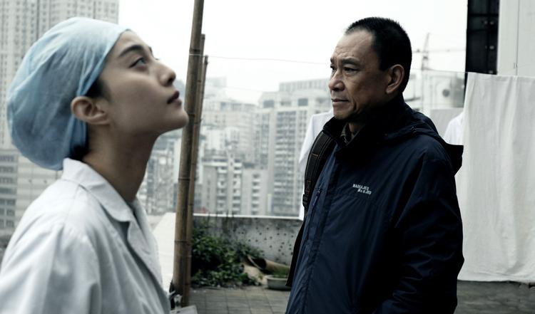 Familietraumer møder storbypoesi, da langfartskaptajnen Lin (Xueqi Wang) efter 15 år vender tilbage til Chongquing for at opklare sin søns død. Foto fra filmen