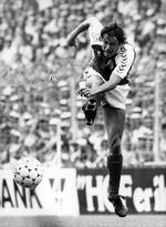 bang. Frank Arnesen var et af de store navne på det landshold, der fik tag i hele befolkningen ved EM i 1984 og VM i 1986. 