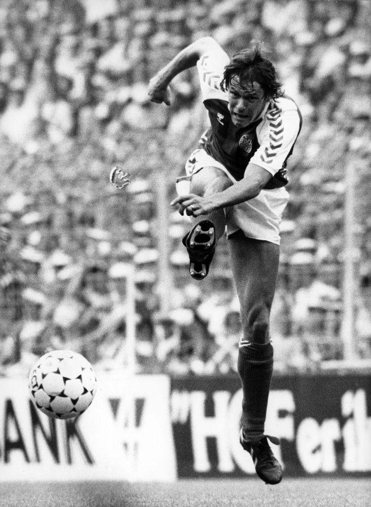 bang. Frank Arnesen var et af de store navne på det landshold, der fik tag i hele befolkningen ved EM i 1984 og VM i 1986. 