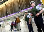 TERRORTRUSSEL. Tyske betjente på patrulje i Frankfurts lufthavn. 