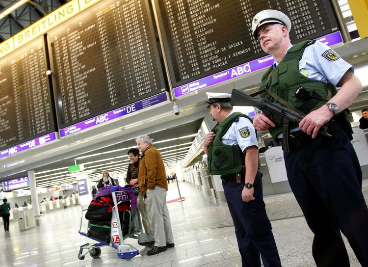 TERRORTRUSSEL. Tyske betjente på patrulje i Frankfurts lufthavn. 