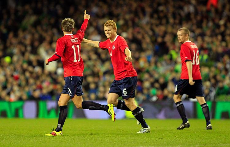 sejr. Jon Arne Riise lykønsker Morten Gamst Pedersen (t.v.) med den slotte 1-0-scoring på frispark. 