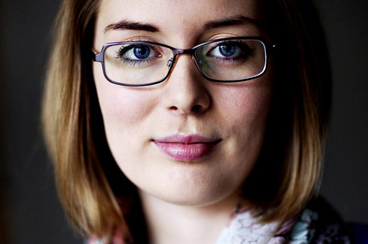 2010. I Danmark er der solgt 1.800.000 eksemplarer af samtlige Harry Potter-bøger i alle udgaver. På verdensplan mere end 400 millioner. Syv af dem står lige nu side om side i reolen på Katrine Nørhedes kollegieværelse på Amager. 