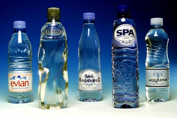 HORMONFORSTYRRENDE. Forskerne fandt, at der var mere østrogen aktivitet i det vand, der var fyldt på plastflasker, end vandet i glasflasker. Forskerne har ikke undersøgt danske plastflasker. 