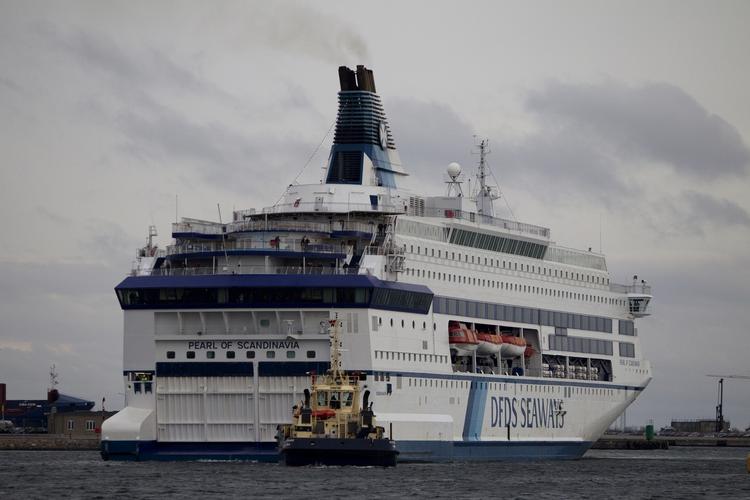 Sejladsstop. Færgen Pearl of Scandinavia har fået betydelige skader på vogndækket. 