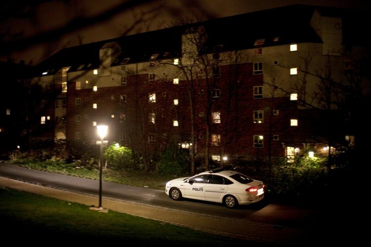 HOTSPOT. Politiet på patrulje ved Mjølnerparken, der ligger i et af de særlige områder, hvor myndighederne nu vil samle indsatsen mod kriminalitet. Arkivfoto. 