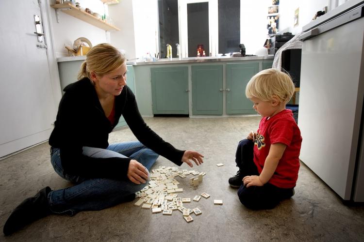 Tætte bånd. Venskaber mellem voksne og børn, der ikke er i familie, er værdifuldt for alle. De voksne føler sig værdsat og barnet får et kærlighedsbånd for livet. Arkivfoto: Jens Dresling 