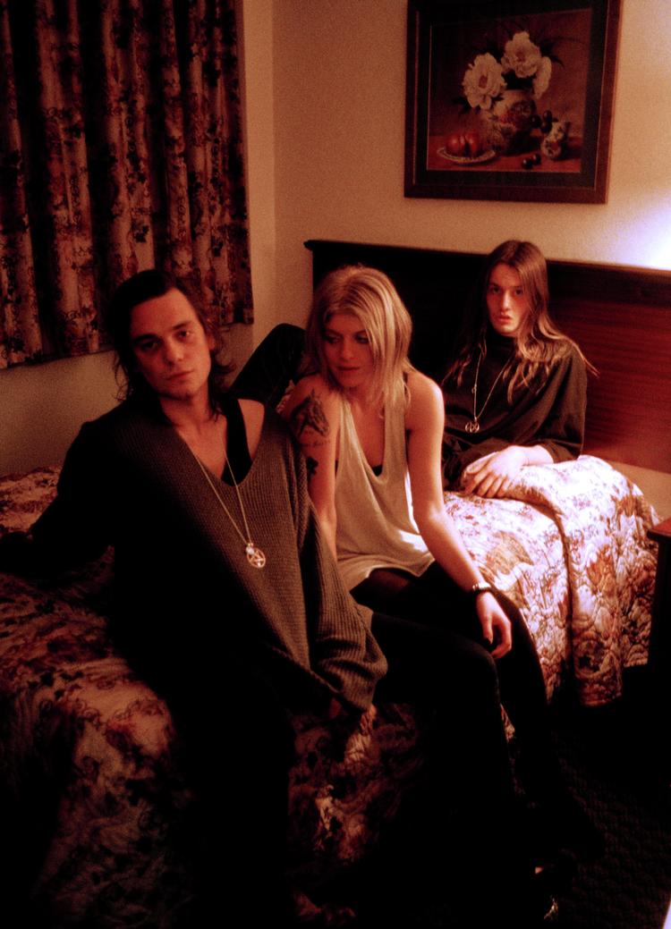 I USA er tempoet sat ned i slowmotion, hiphoppens beat brudt op og en gotisk stemning med lyse spøgelsesstemmer er dukket op ved mørkets frembrud. Chicago-trioen Salem albumdebuterer med hysteriske kontraster af operasang og overstyrede synthlyde. PR-foto 