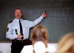SSP. Betjent besøger skoleklasse for at undervise dem i at undgå kriminalitet. Arbejdet er en del af indsatsen mod ungdomsforbrydelser - og skal nu styrkes på Nørrebro. Arkivfoto. 