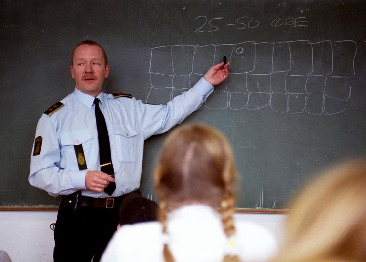 SSP. Betjent besøger skoleklasse for at undervise dem i at undgå kriminalitet. Arbejdet er en del af indsatsen mod ungdomsforbrydelser - og skal nu styrkes på Nørrebro. Arkivfoto. 