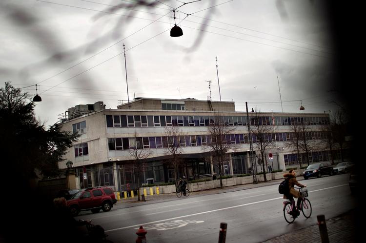 overvågningsområde. Justitsministeren vil ikke definere, hvor langt fra USA’s ambassade overvågningsenheden må operere. Foto: Joachim Adrian 