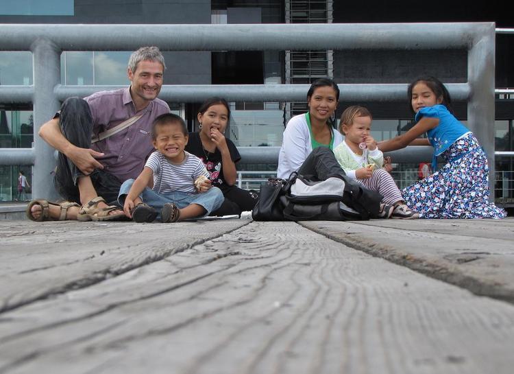 Forvist. Familien på seks må blive i Laos grundet det nye pointsystem. 