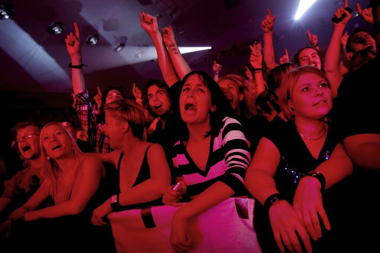 Mange koncerter er blevet afholdt mellem K.B. Hallens betonmure gennem tiden. Her er det publikum til Dizzy Mizz Lizzys absolut sidste koncert. 