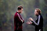 venteposition. Anders Lindegaard - her i samtale med mentor Lars Høgh i landsholdslejren -  udviser ro omkring det mulige skifte til Manchester United. 