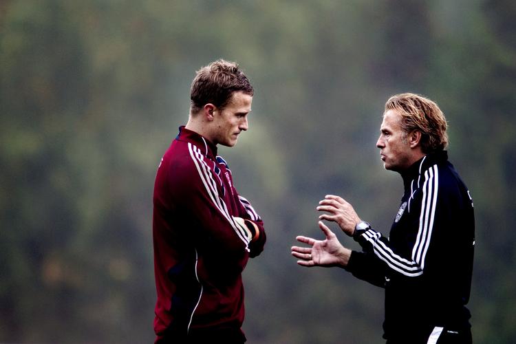 venteposition. Anders Lindegaard - her i samtale med mentor Lars Høgh i landsholdslejren -  udviser ro omkring det mulige skifte til Manchester United. 