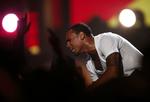Gråd. Chris Brown lod følelserne tage over, da han optrådte til BET (Black Entertainment Television) Awards i aftes. 