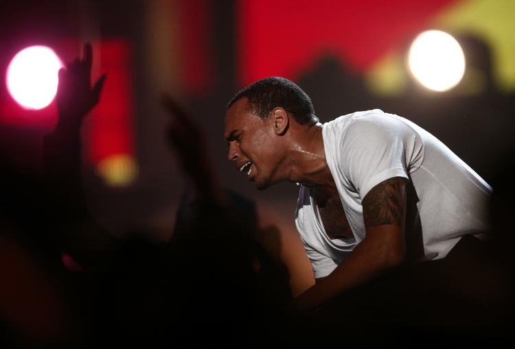 Gråd. Chris Brown lod følelserne tage over, da han optrådte til BET (Black Entertainment Television) Awards i aftes. 