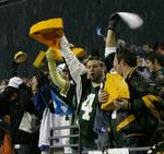 Ostehoveder. Green Bay Packers-fans tager det sure med det søde. 