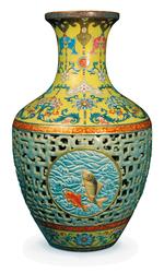 VASE. Det eftertragtede stykke porcelæn. Se vasen i større udgave nederst. 