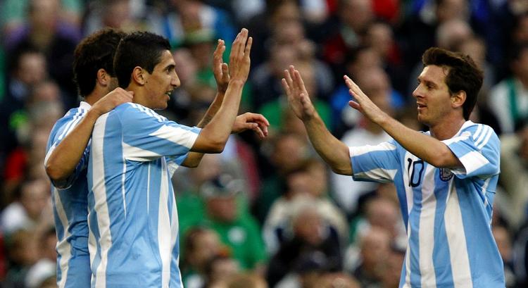 Udebane. Argentina er vant til at spille hovedparten af deres testkampe udenfor landets grænser, da størstedelen af spillerne er på kontrakt i europæiske klubber. Her er Messi (t.v.) og co. i aktion i Dublin mod Irland. I onsdags spillede Argentina mod Brasilien i Qatar. 