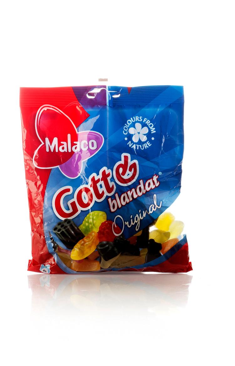 malaco godt &amp; blandet Lakrids og vingummi  150 g for 19,95 kr. i supermarkeder  Kilopris: 133 kr.  Astrid: Ser lidt kedeligt ud. Frisk lakridssmag. Syrlige vingummier, man hurtigt får nok af. Mangler noget variation.  Mikkel: Har uspecifik frugtsmag. Godt blandingsforhold. Blødt, sætter sig mellem tænderne.  Rose: Lidt mat og kedeligt. Dufter dejligt. Lidt hårdt og tørt. Dejlig lakridssmag.  Sune: Smager meget kunstigt. Harsk eftersmag. Gummiagtig konsistens.  Victoria: Ser lyst og tamt ud. Smager kedeligt. Lakridserne er for neutrale i smagen, vingummierne smager kunstigt og sødt. 