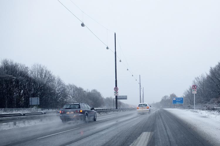 Sne. Danmark vågnede op til sne her til morgen. Vinteren kommer for alvor i midten af næste uge. 
