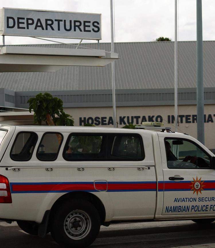 Test. Der var tilsyneladende tale om en attrap ved bombelignende genstand rettet mod tysk fly i Namibia lufthavn. 