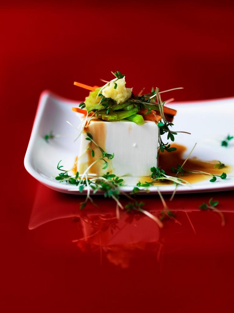 Tofy med topping. Det er vigtigt, at tofuen er den japanske silken style. 