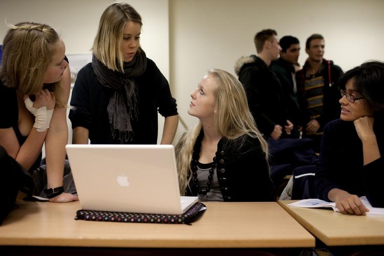 Forskellige. De hjemmeboende gymnasieelever i 3.B på Zahles Gymnasieskole bruger deres SU på meget forskelligt. Nogle arbejder ved siden af og bruger SU'en på café og tøj. Andre betaler tandlægeregninger og hjælper til med huslejen derhjemme. 