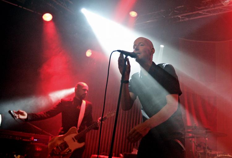 Love Shop, anført af Jens Unmack, står på scenen som en trodsig kærlighedserklæring til livet, fyldt af musikalsk og menneskeligt nærvær. 